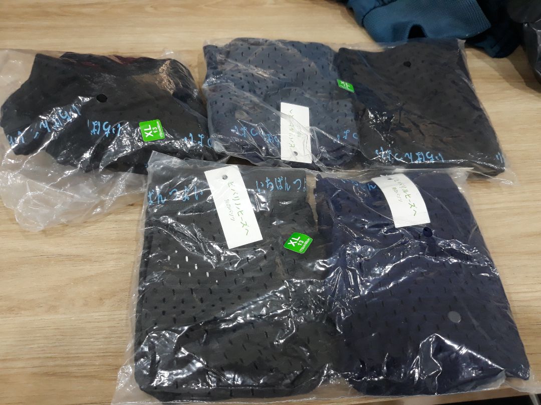 Quần nhận đc màu rất hài lòng, chất liệu và kiểu dáng đều ok, dù đã chọn tăng 1 size so với tiêu chuẩn nhưng vẫn bị chật, trong khi loại khác cũng size này thì ok, có ướm thử thì thấy loại này chiều từ đáy quần đến đai quần ngắn hơn, nên khi mặc khá chật, mình 68kg chắc phải XXL mới ổn, Mua XL vẫn k ổn, dù sao cũng cho shop 5* về chất liệu và giao hàng