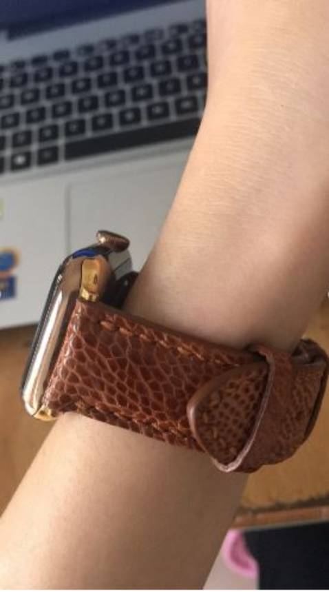 Dây rất đẹp. Độ mềm dẻo của da đà điểu cũng rất ok, co giãn tốt giúp bề mặt da không bị nứt khi uốn cong hay gấp lại mang lại độ bền vượt trội