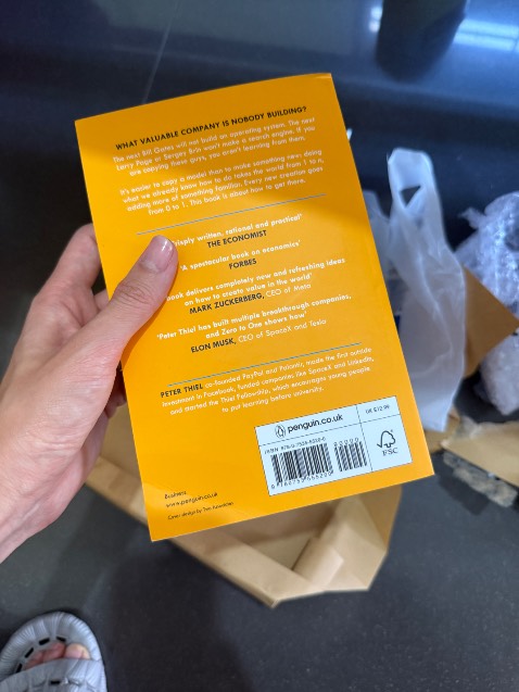 Nhận gói hàng kiểu.. ko có hộp cứng bọc ngoài. Mở ra thì sách bị gập góc 😀 ???