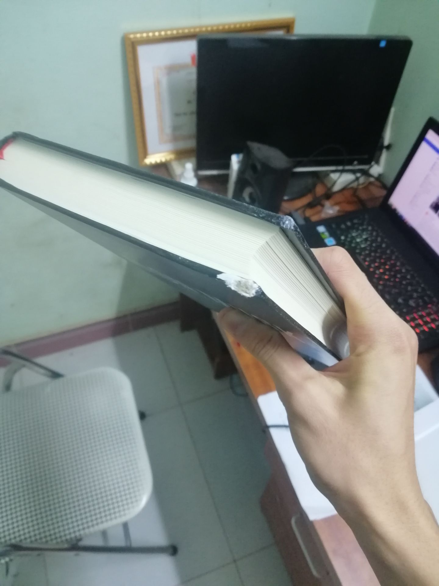 Nhận hàng xg chán thật sự chưa đọc nội dung nhưng nhìn riêng về khoản bìa đã không chấp nhận dc rồi