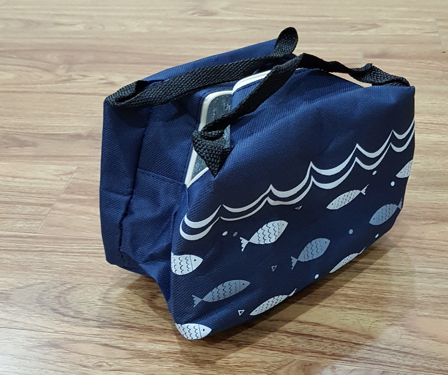 Mình đã 3 lần thử mua các nhà cung cấp khác không phải là Tiki trading và lần nào cũng là sự thất vọng. Số sản phẩm 1 xanh thẫm 1 màu vàng, đủ số lượng nhưng sản phẩm mình nhận được không hề giống 1 tí nào hình trong mô tả, ảnh mình chụp nói lên tất cả, miệng túi là khóa kéo không phải khóa dán như trong ảnh, túi cũng nhỏ hơn, tay xách thì trông cực kì lởm. Tiki cần xem xét lại những nhà bán hàng kiểu treo đầu dê bán thị *** như này để giữ hình ảnh.