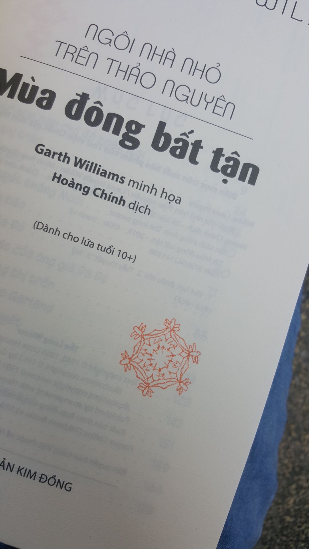 Về hình thức: sản phẩm đến tay mình hoàn hảo không tì vết nên mình rất ưng ý ạ.

Về nội dung: mình đọc tập 6 này trong dịp Noel và không khí rất lạnh lẽo. Hầu như cả ngày đều lạnh luôn. Xuyên suốt những trang sách, mình tự nghĩ nếu bản thân sống trong mùa đông khắc nghiệt này thì chưa chắc gì đã vượt qua được. Ấy vậy mà các cô gái nhỏ của chúng ta vẫn cảm nhận được cái đẹp của mùa đông. Một tinh thần rất lạc quan và đáng học hỏi luôn.

Bên cạnh đó, mình rất yêu thích những hình minh họa nhẹ nhàng được bố trí hài hòa trong các trang sách nữa.