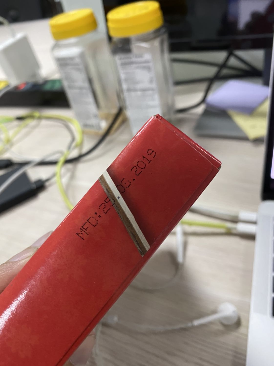 Mình mua hộp bánh có hạn sử dụng 2 tháng nhưng trên bao bì không có hạn sử dụng. Tiki nên kiểm tra kỹ hơn. Bánh khá ngon sau khi đổi hàng.