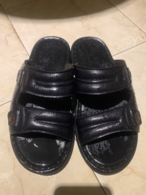 Dép mềm đi rất êm, nhưng phù hợp cho trời nắng, mưa là nó dính nước lâu mới khô và có mùi