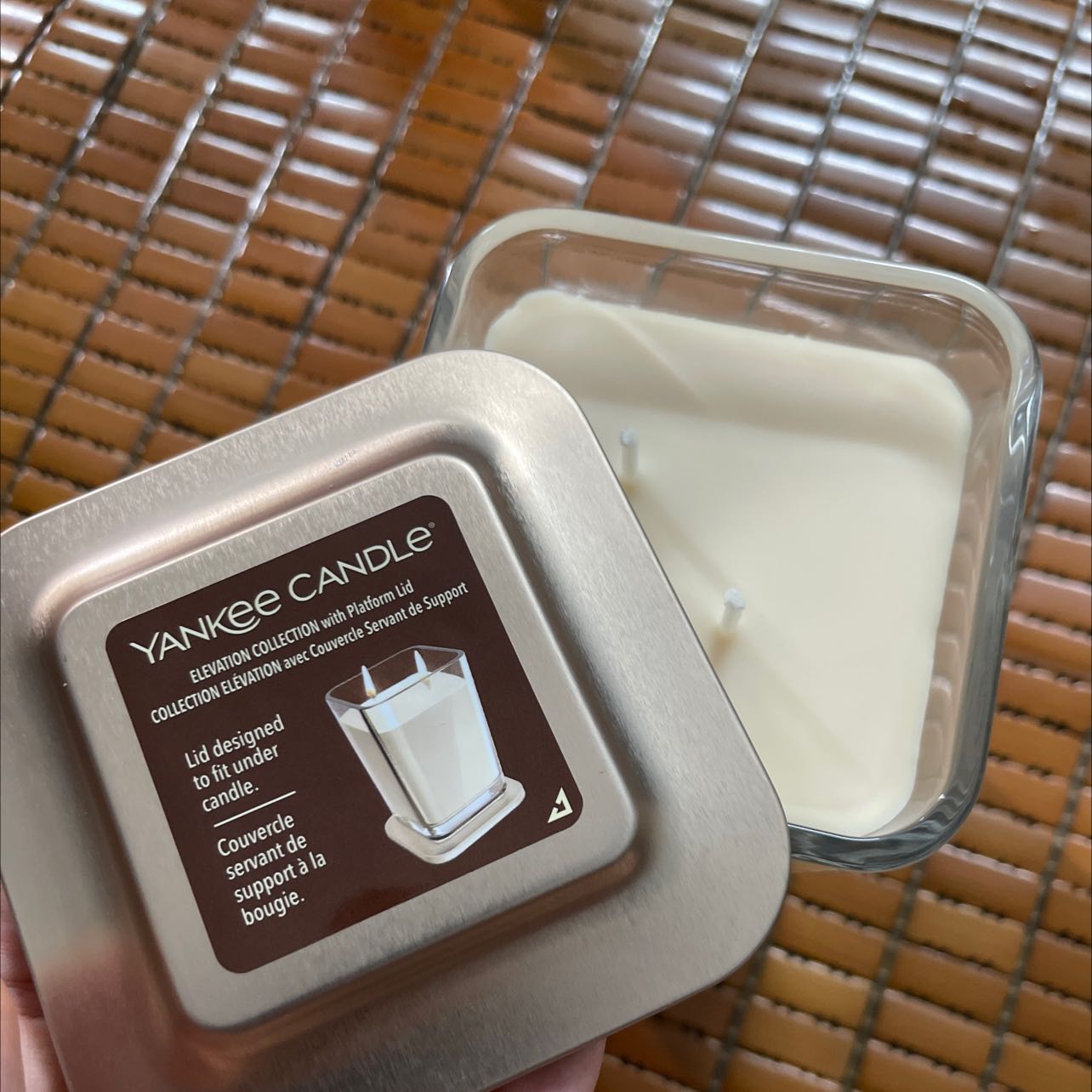 Mùi này thơm ngọt kiểu dễ thương, rõ mùi hoa và mùi vani nhé. Màu cưng. Dễ dùng. Đóng gói thì đủ 7 7 49 lớp luôn.