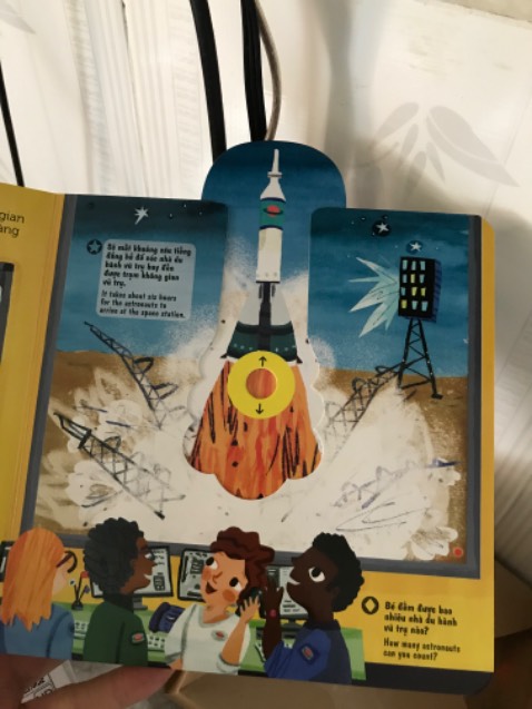 Giao hàng nhanh, sách nhỏ dễ thương, giá tốt. Hơi ít trang, nội dung cũng ít. So với giá sale thì vậy là chấp nhận được. Bộ này mình mua cho bé 3 cuốn rồi.