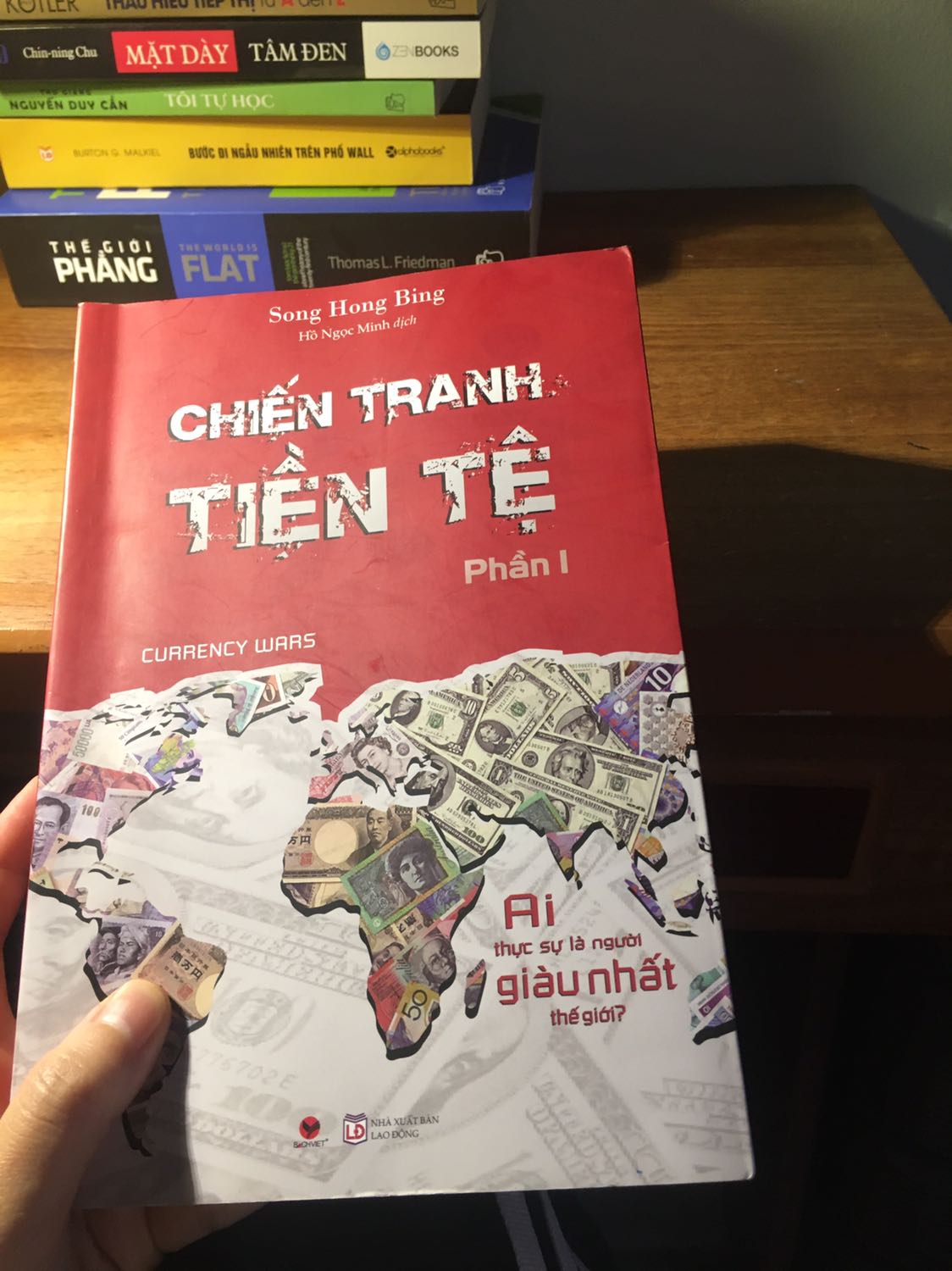 Giao hàng nhanh, nội dung sách rất hay, dành cho những ai thích kinh tế và muốn tìm hiểu sâu hơn về bản chất của tiền tệ. Sẽ cố gắng mua nốt phần ll và phần lll ?