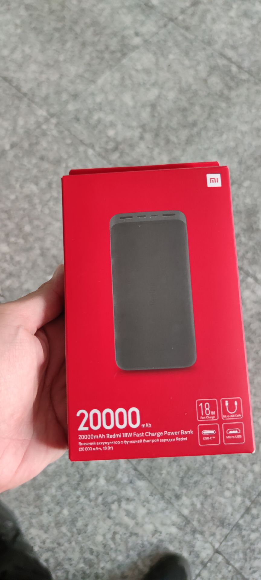 giao hàng siêu nhanh. Đặt tối chủ nhật mà sáng thứ 2 đã có hàng. Đóng gói cẩn thận. còn nguyên tem.  cắm sạc vào điện lên 1 nấc. 
Điểm cộng: 
+ Vỏ sạc rắn chắc, không bám vân tay.
+ Dung lượng trên sạc 20000mAh. (chờ sử dụng xem dung lượng thực tế).
+ Hỗ trợ sạc nhanh 18W. Đã ***.

Điểm trừ:
+ Thiết kế hơi xấu.
+ Siêu nặng.
Chờ sử dụng sẽ đánh giá thêm.