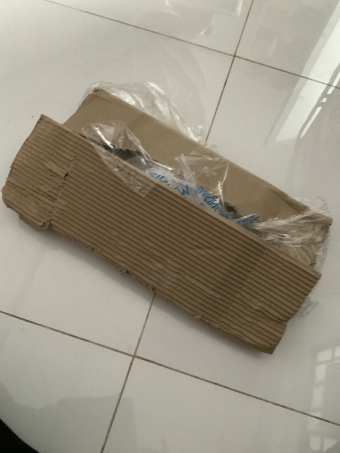 Giao hàng chậm , đóng gói sơ sài. Trước giờ luôn luôn thích cách đóng gói của tiki cẩn thận, sạch đẹp, nhưng lần này thì quá thấy vọng. Khi mở hàng ra thì hộp của iPad bị bung ra 2 đầu. Rất tệ. Giao hàng chậm , đóng gói sơ sài. Trước giờ luôn luôn thích cách đóng gói của tiki cẩn thận, sạch đẹp, nhưng lần này thì quá thấy vọng. Khi mở hàng ra thì hộp của iPad bị bung ra 2 đầu. Rất tệ.