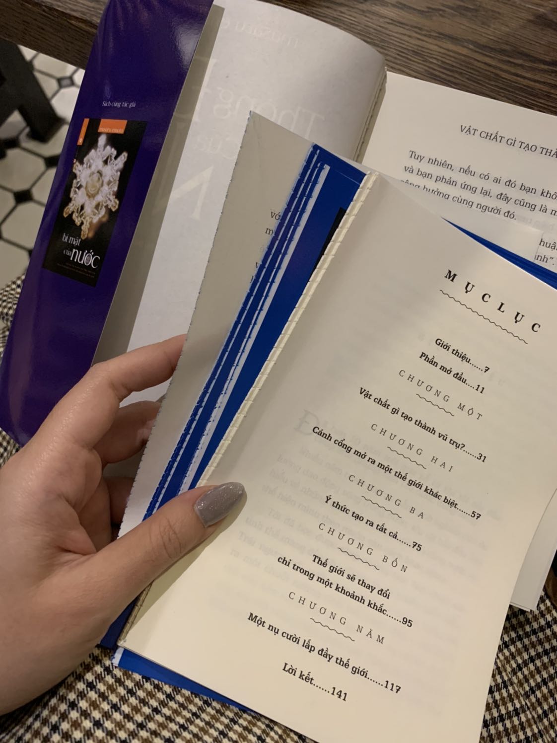 Thật là buồn! 
Quyển sách mua về, dở ra đọc lần đầu thì cứ mỗi khi sang trang lại đứt lìa 1 tờ. Mình hiểu là giá ở tiki là rất tốt so với giá thị trường, nhưng mà chất lượng đóng sách thế này thì bảo quản thế nào? Tiki hãy kiểm tra lại chất lượng sách trước khi trao đến tay người đọc nhé.