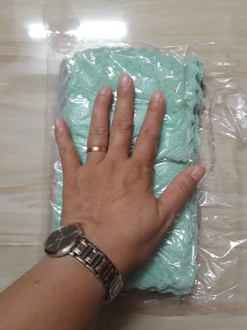 Nhìn hình quảng cáo đâu có nhỏ đâu mà thực tế nhỏ quá sao xài, tưởng đồ tốt giảm giá nhiều nên mua tới 3 sets. Thực nhận quá thất vọng, giống như bị ***, giờ muốn xài được thì phải may nối 3 cái lại cho to to mới lau được, chứ nhỏ xíu vầy sao lau? lại tốn thêm tiền may!