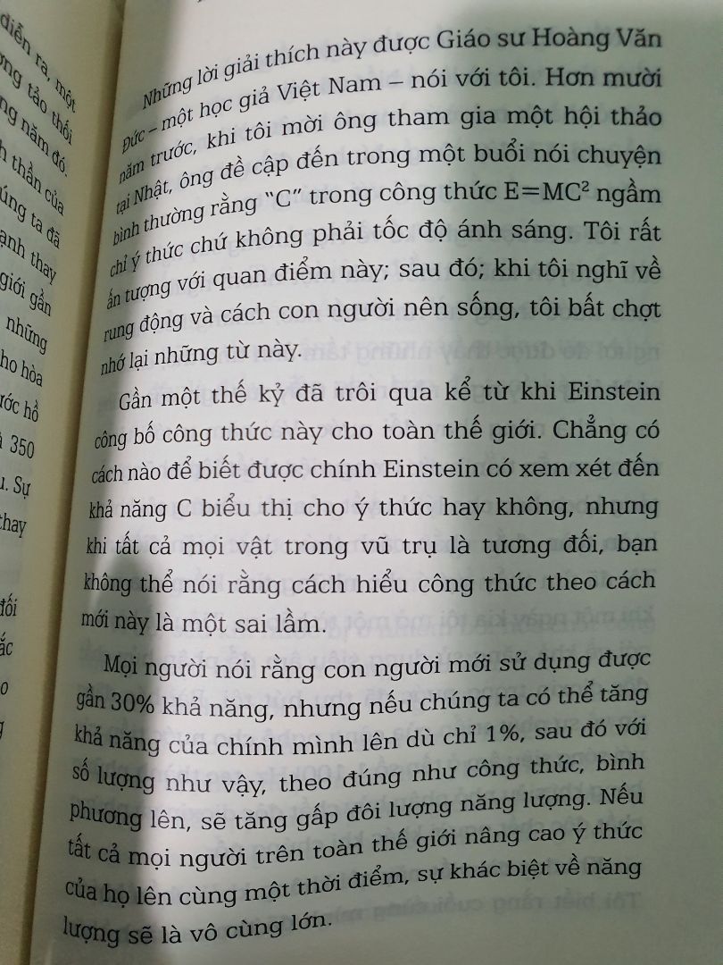 Mình mua cuốn sách này phần vì tò mò những tinh thể nước khi đóng băng trông như thế nào, phần vì mình tự hỏi nước - thứ luôn gần gũi trong cuộc sống hàng ngày của chúng ta - mà cũng mang đến thông điệp ư?  Và mình đã khá bất ngờ với những gì mà tác giả đã nghiên cứu được cách đây hơn 20 năm. Một cuốn sách mang đậm giá trị tinh thần, hãy biết quý trọng cuộc sống của chúng ta và bồi đắp tình yêu thương cho hành tinh này vì 70% cơ thể chúng ta chính là NƯỚC.