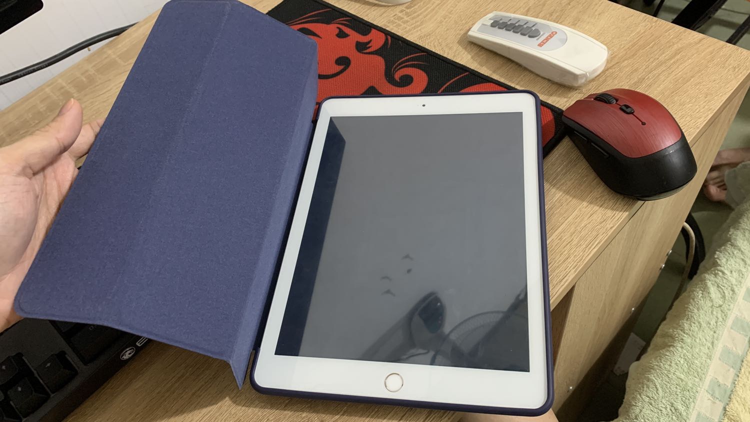 Hàng đẹp, dày dặn hơn mình mong đợi. Hợp với các dòng ipad gen 5, gen 6, pro 9.7, air 1, air 2 nhé các bạn. Máy mình gen 6.

Nắp bên ngoài là da công nghiệp mềm mịn, trong lót nhung, có nam châm tắt mở màn hình. Ốp lưng bên ngoài cũng da, bên trong cao su dẻo, ôm vừa vặn thân máy.