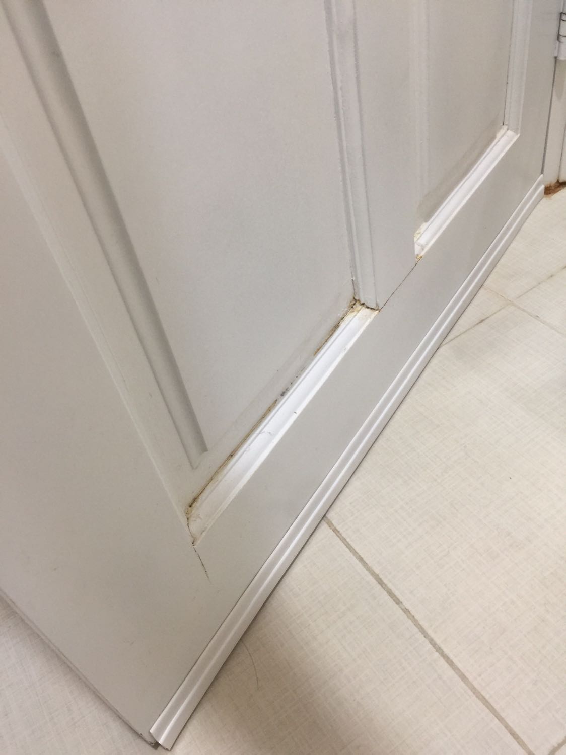 Mình dán vào cửa nhà tắm ngăn được giám nhỏ dưới cống chui lên rất hài lòng .