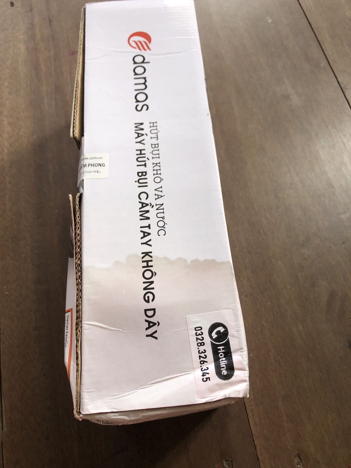 Đánh giá 1* cho vận chuyển mặc dù giao hàng đúng ngày nhưng gói hàng của mình móp méo thấy thương. Đơn hàng JNT giao báo lỗi 2 lần và là kiện hàng khó giao với lý do tiền thu hộ không đúng, *** nhân viên giao hàng liên lạc không được. Và chỉ đến khi mình liên hệ Tiki thì đơn hàng mình mới được giao, nhân viên giao hàng còn ko kịp để mình hỏi cái gói hàng móp méo của mình. 
Và may mắn là cái máy vẫn sử dụng được, Tiki bao gói khá kĩ nên chỉ có thùng hộp móp méo. 
Đánh giá 5* cho đóng gói và cho sản phẩm.
Sản phẩm mua lần 2, sử dụng được trong 1 tuần, sau đó là hoàn toàn ko hoạt động được. Liên hệ để bảo hành thì thời gian chờ là 1 tháng với điều kiện là bên bán xác nhận lỗi do nhà cung cấp. Trong trường hợp này thì mua một cái máy khác có vẻ hợp lí hơn. Đánh giá 1* cho sản phẩm, 1* cho dịch vụ bảo hành và 5* cho giao nhận.