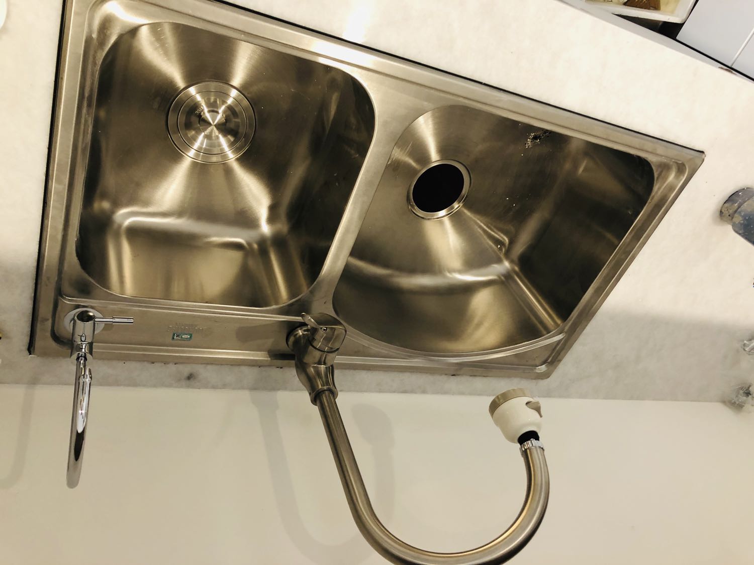 Hàng tốt nhưng tiki giao thiếu nguyên bộ chặn rác. Đang lắp mà thiếu đồ bên chậu có bên không điên hết cả người. Đề nghị tiki liên hệ giao thêm ngay.
Mấy đồ này lần sau mình sẽ mua ở cửa hàng chứ k mua online