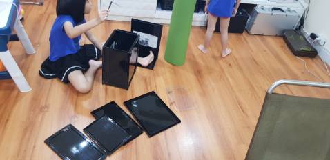 mặt trước là nhựa trắng, k phải MICA .Hàng nhận được bị mẻ góc hộp.Có 8 hộp được  ráp sẵn ,còn ***