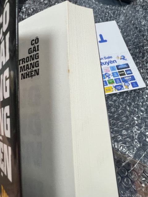 Lần thứ 2 mua mấy quyển xuất bản lâu rồi nên cũng đỡ sốc hơn lần 1 🤣  sách vẫn mới, chưa được dở nhưng bẩn và có vết ố nhẹ