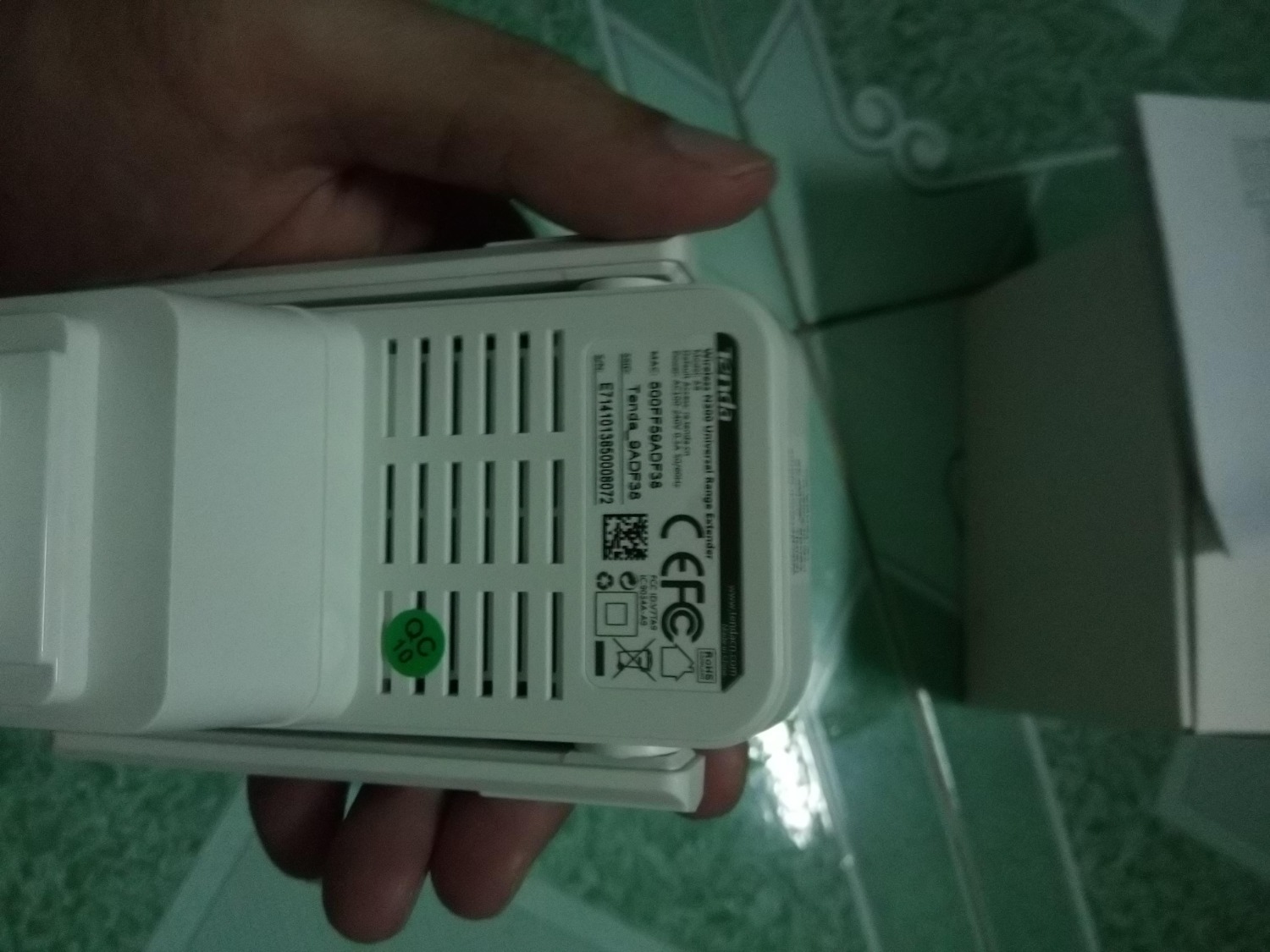 Ngoại quan: đẹp, chắc chắn, gọn.
Đóng gói: Chắc chắn
Hiệu năng:
- Thông tin bộ kích sóng trong khoảng 200m2, tức có nghĩa bán kính khoảng 14m.
Băng thông Wifi gốc nhà mình là 30Mbps, đi qua bộ kích trong khoảng 5 - 6 m thì tốc độ đạt như khoảng trong hình dưới, đạt cỡ 13 Mbps.
- Mình đặt bộ kích trong khoảng thu sóng Wifi gốc từ 6 - 8m và tín hiệu trên thiết bị hiện màu xanh (khoảng 50 - dưới 70%) thì tốc mà điện thoại mình bắt sóng được ở cường độ tín hiệu Good (trên Android) và đo được tốc độ từ 5 - 8 Mbps. Ngoại quan: đẹp, chắc chắn, gọn.
Đóng gói: Chắc chắn
Hiệu năng:
- Thông tin bộ kích sóng trong khoảng 200m2, tức có nghĩa bán kính khoảng 14m.
Băng thông Wifi gốc nhà mình là 30Mbps, đi qua bộ kích trong khoảng 5 - 6 m thì tốc độ đạt như khoảng trong hình dưới, đạt cỡ 13 Mbps.
- Mình đặt bộ kích trong khoảng thu sóng Wifi gốc từ 6 - 8m và tín hiệu trên thiết bị hiện màu xanh (khoảng 50 - dưới 70%) thì tốc mà điện thoại mình bắt sóng được ở cường độ tín hiệu Good (trên Android) và đo được tốc độ từ 5 - 8 Mbps.