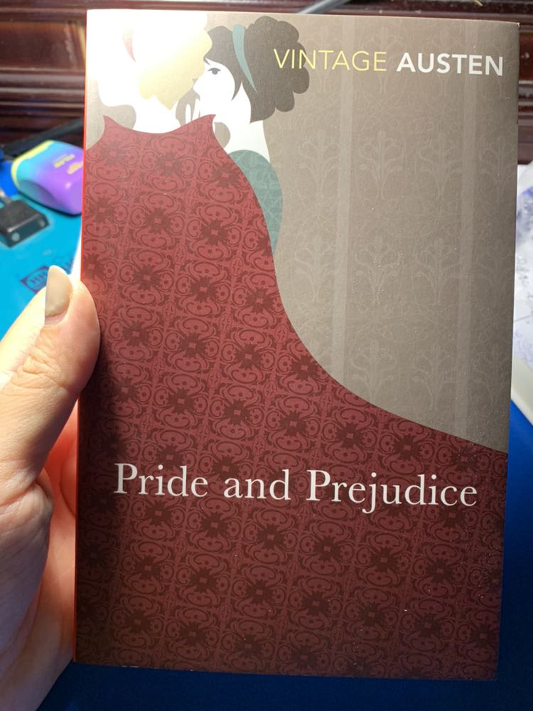 Sách gáy đỏ rất yêu. Cầm nhẹ tau, giấy đọc k bị mỏi mắt khi đọc lâu