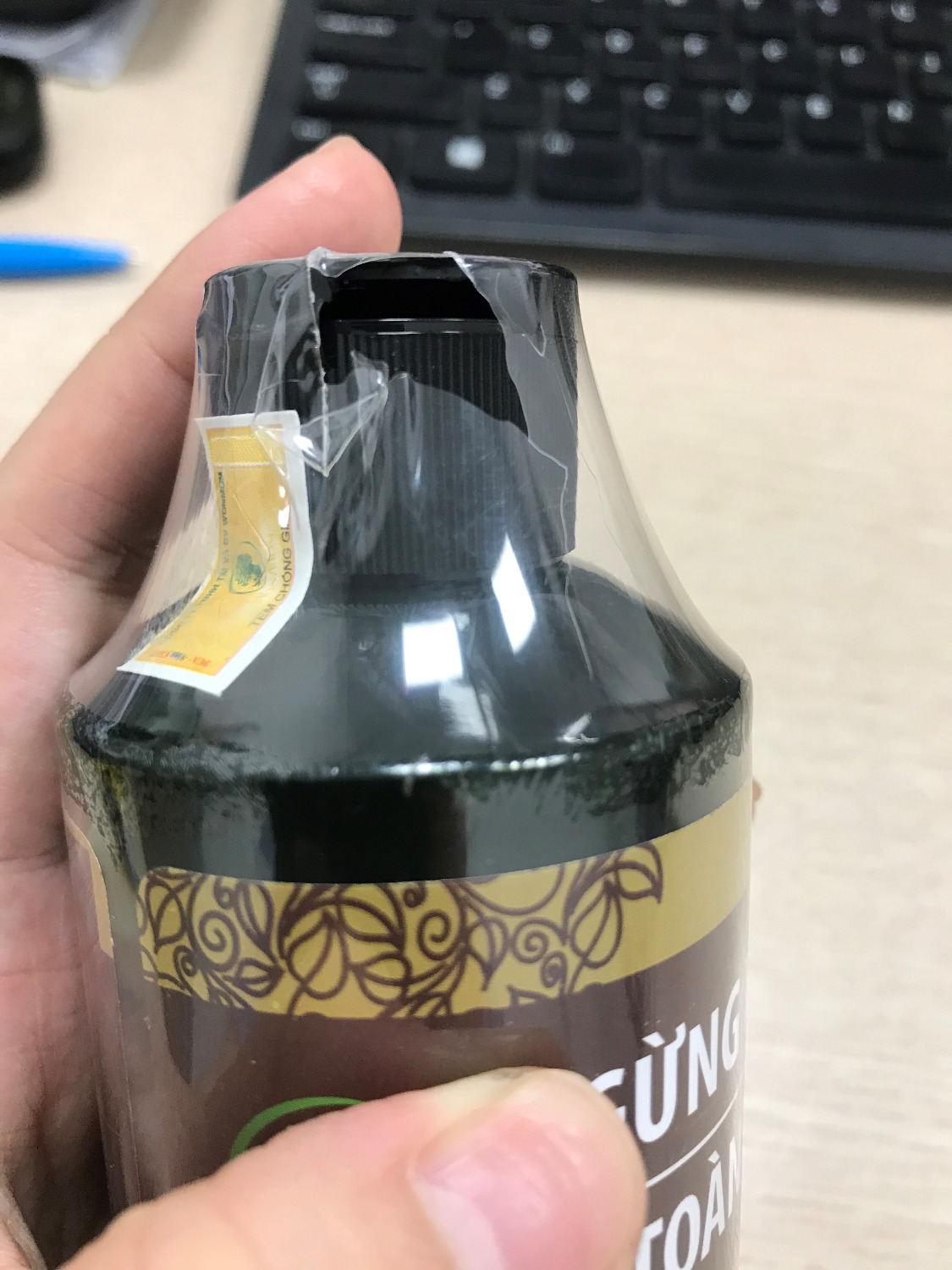 Sản phẩm là chai nhỏ nhưng Tiki lại đựng trong hộp quá to,ko có miếng quấn chống sốc nên bị vỡ 1 góc nắp chai. Tiki nên cung cấp thêm các hộp nhỏ vừa với sản phẩm hơn.