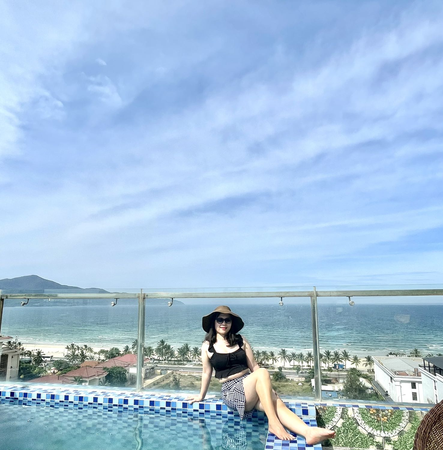 Đồ bơi đẹp, giá cả hợp lý, còn tặng cả mũ cói đi biển nữa! Quá xịn xò! Thấy giá rẻ mua nghĩ hên xui ko ngờ ưng ý quá! Cho shop 5🌟! Tiki vận chuyển nhanh kịp chuyến đi biển gấp của mình, cho tiki 5⭐️ lun!!!