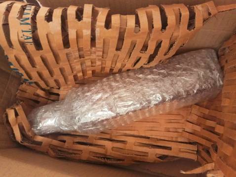 Cái chai mật ong mình mua đợi giảm giá hoài không giảm , mật ong này giá dưới 96 tỷ nhà quý vị , mình giỡn chứ giá có 120.000 đ , chai thủy tinh khá nặng nha , nhìn chắc chắn lắm . Mật thì ngọt vừa không gắt , mà lắc nhẹ thì ngọt đậm , màu mật ong vàng nhẹ , không sánh , hơi lỏng , có kiến bu nên để cách thủy . 

Dịch mua được một chai thì Tiki cũng nghỉ dịch luôn , chai đóng gói siêu cẩn thận có kèm giấy vụn tránh va đập , chai cũng được bên bán có đóng gói bao bì nhìn nhãn quan khá là ok . 

Mật ong pha với cam , chanh gừng thì phải nói là ngon nha quý vị , mùa này dịch nên cần sức đề kháng . Hoặc là có thể pha liptop + Sữa đặc + Mật Ong là ra ly trà sữa mật ong béo ngậy , tiếc là không có topping nhưng nhìn chung là ngon .