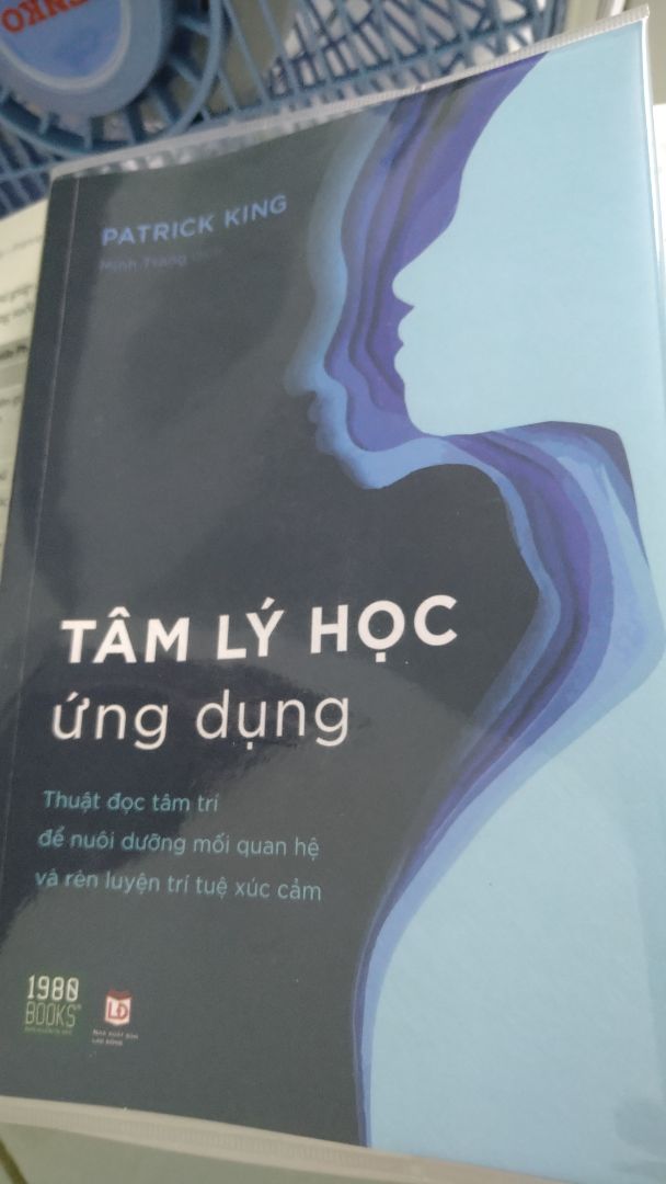 Về sách: sách đẹp, thơm. Nội dung lôi cuốn, khá dễ hiểu, mình đọc liền 4 chương luôn 🥰
Về Tiki: đợt này Tiki bọc bookcare đẹp nè, có lần bọc cho mình một quyển khác mà nhìn rất xấu, trông cứ như có nước bên trong vậy á. Giao hàng nhanh, qua một ngày là đã tới tay rồi 😗