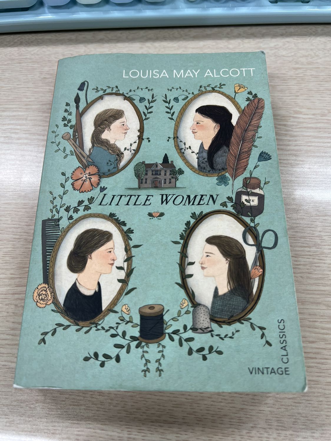Sách đóng gói cẩn thận, cầm nhẹ tay. Do mình đã xem phim nên muốn tìm truyện đọc. Nội dung truyện hay, rất ý nghĩa, về tình bạn, gia đình, quá trình trưởng thành của các chị em nhà March. Rất recommend cho mọi người.