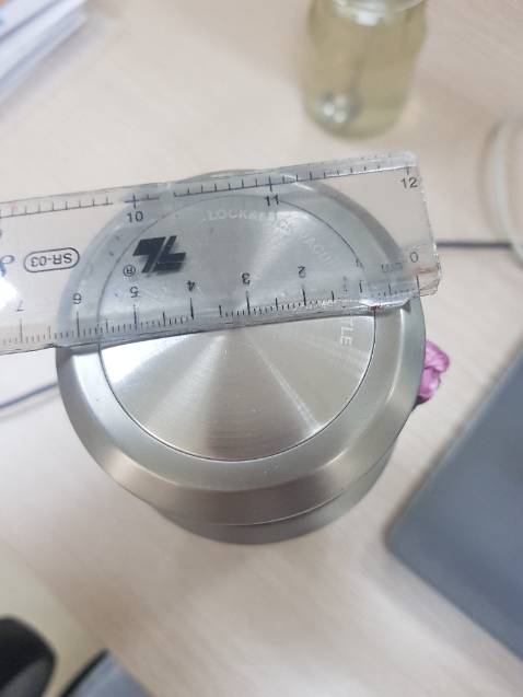 Cảm nhận sau 2 lần mua loại này, vì lần trước ưng (cũng sale năm ngoái) quá nên lần này cũng săn sale để mua. Cảm nhận hàng mới này không chắc tay như lần trước, cảm thấy vật liệu như mỏng hơn, bên trong bên ngoài lộ rõ gân rập không biết có bị ảnh hưởng đến chức năng giữ nhiệt hay bị ô xi hóa không. Giữ nhiệt thì chưa ***. Lần này được tặng thêm cọ rửa tạm thời vẫn để 4*. Dùng mấy tháng quay lại đánh giá thêm thấy chất lượng giữ nhiệt nóng lạnh vẫn tốt nha mn. Nên mua ạ!