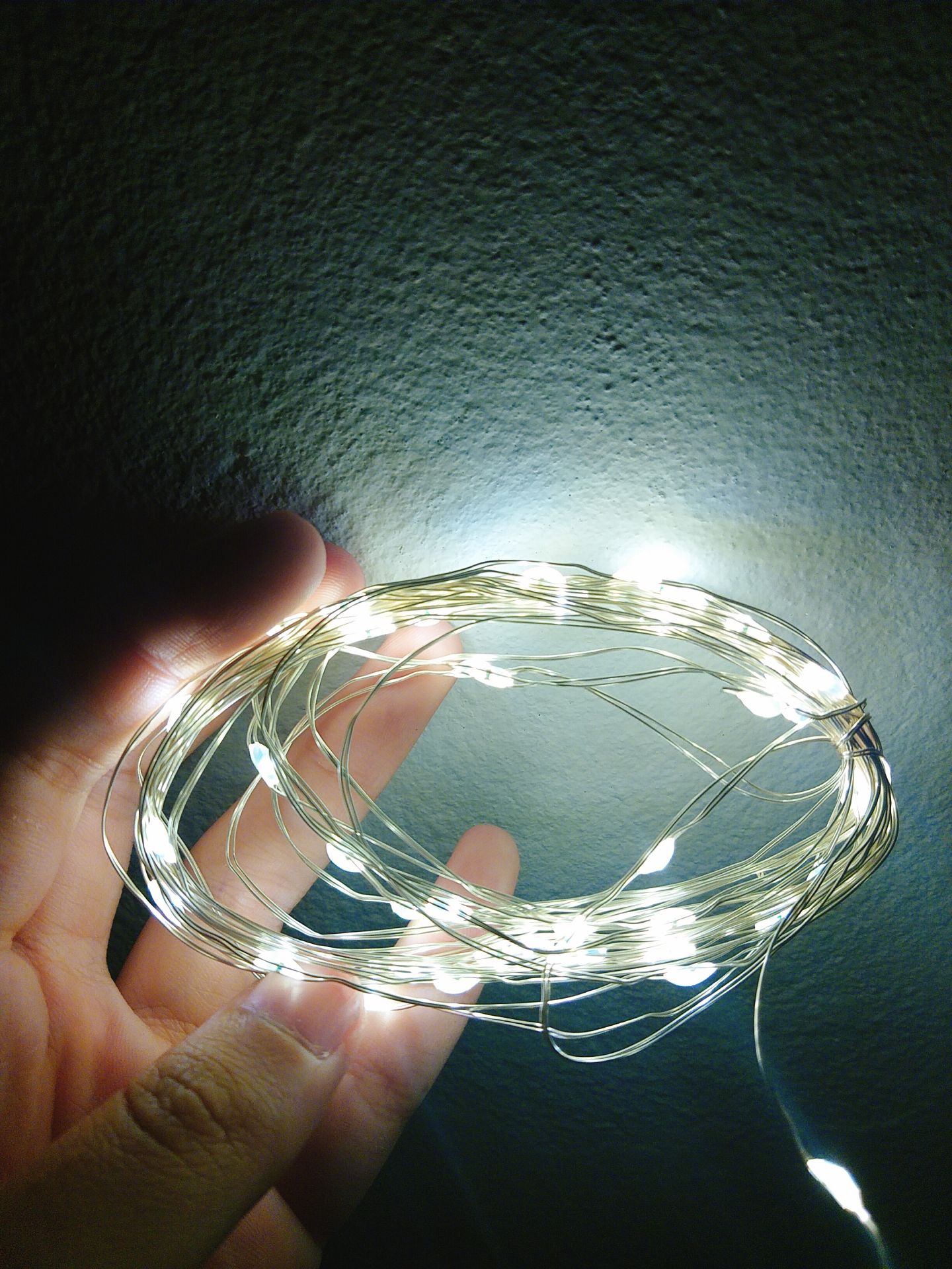 Hài lòng vchhh, đèn của cái shop DEHA ý, các bóng sáng hết luôn, mà còn có hướng dẫn từng bước sử dụng, lời nhắn cute v~. t mua mấy chỗ khác rồi đèn toàn bị mất bóng nọ bóng kia không sáng, mua về còn đc bố ưng do dùng pin tiện, vác đèn trang trí đâu cũng đc. 5 sao lunnn