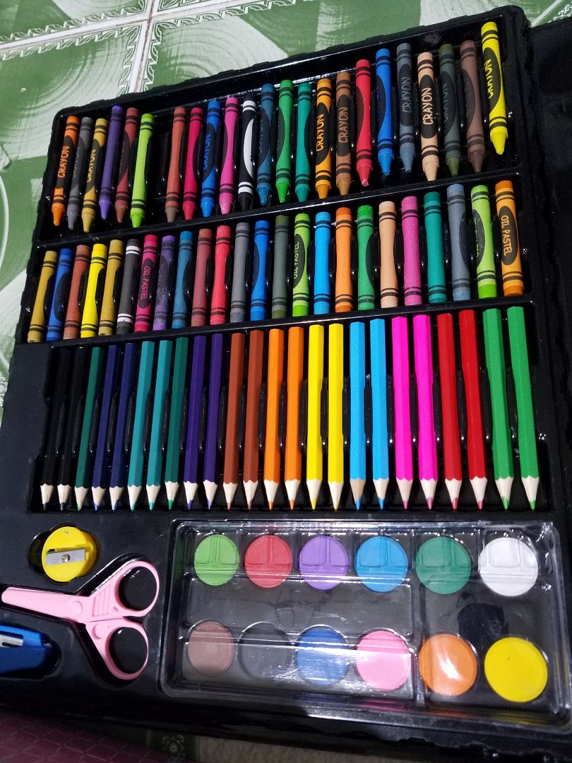 Giao hàng nhanh, sản phẩm ko lỗi gì nhưng chất lượng thì i như cái giá rẻ bèo của nó. Mùi của hộp màu rất khó chịu; Màu sáp: không bám màu, tô màu mà cứ ngỡ là gôm màu, màu cứ bị bào mòn và tróc tróc lên. Màu chì: nhợt nhạt, bám giấy rất ít. Màu nước: lúc tô thấy màu đậm nên nhìn ko giống, chịu khó đợi khô thì mới ra được cái màu đúng của nó, đầu bút lông hơi to. Các bạn nên xem xét trước khi quyết định mua nhé, đừng như tui ham nhìu ham rẻ :D Giao hàng nhanh, sản phẩm ko lỗi gì nhưng chất lượng thì i như cái giá rẻ bèo của nó. Mùi của hộp màu rất khó chịu; Màu sáp: không bám màu, tô màu mà cứ ngỡ là gôm màu, màu cứ bị bào mòn và tróc tróc lên. Màu chì: nhợt nhạt, bám giấy rất ít. Màu nước: lúc tô thấy màu đậm nên nhìn ko giống, chịu khó đợi khô thì mới ra được cái màu đúng của nó, đầu bút lông hơi to. Các bạn nên xem xét trước khi quyết định mua nhé, đừng như tui ham nhìu ham rẻ :D
