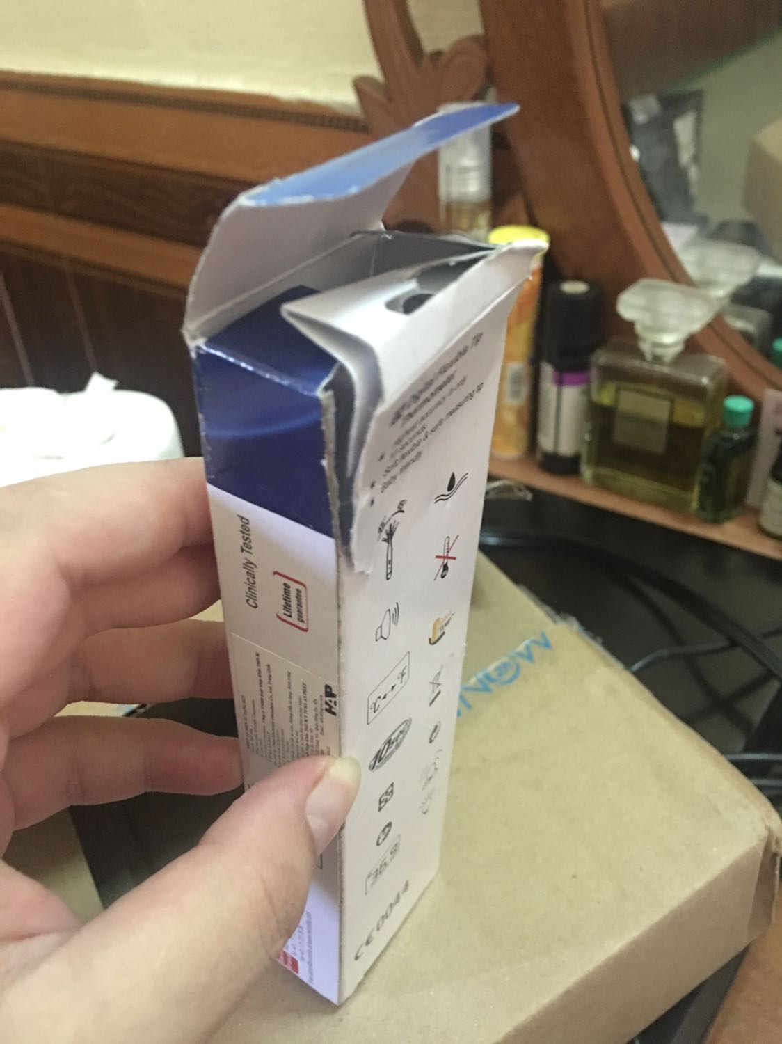 Mình trừ 1 sao vì bao bì ko nguyên vẹn, bóc rách nhìn rất bực mình. Cũ kĩ. 
Cũng may bên trong sản phẩm nhìn mới. Mình trừ 1 sao vì bao bì ko nguyên vẹn, bóc rách nhìn rất bực mình. Cũ kĩ. 
Cũng may bên trong sản phẩm nhìn mới.