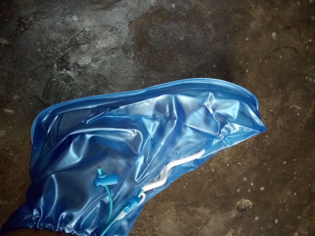 Không để size cho tiện khách hàng chọn. Mua về mở ra thấy size 38-39 hú hồn, nhưng không sao size giày mình 37 cũng tạm ổn, rút dây trên cổ ủng lại là được, không rộng lắm. Chỉ tiếc không để size thôi!