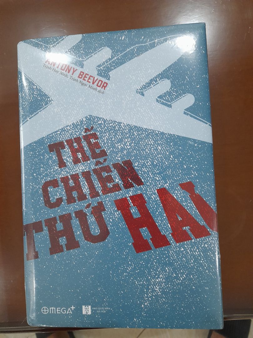 Đã nhận được sách nguyên vẹn, còn màng co bọc ngoài. Sách dày gần 1200 trang của Antony Beevor. Tôi đã đọc và rất thích cuốn "Stalingrad, cuộc chiến định mệnh" của tác giả này. Tôi hy vọng cuốn sách "Thế chiến thứ hai" này cũng đầy ắp tư liệu và cuốn hút như vậy.