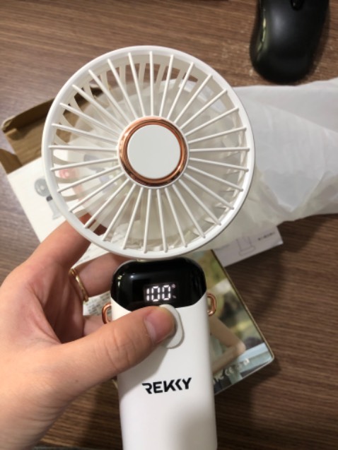 Quạt nhỏ gọn chạy siêu khoẻ. Shop giao nhanh. Cầm cái quạt thấy rất xịn luôn. Ưng lắm