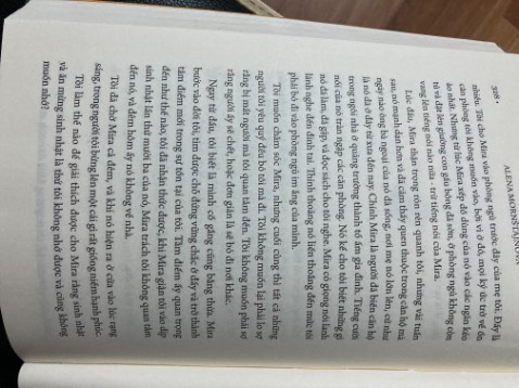 Bà Hana, vì tình yêu khờ dại của mình, đã đẩy cả gia đình vào con đường địa ngục và phải sống từng ngày trong dằn vặt. Đọc truyện mình đã khóc rất nhiều vì số phận con người, sự *** muội và dã tâm của con người. Mình chỉ thắc mắc bác Hana nhưng trên header lại ghi tên Hanna. Giao nhanh, bọc sách kĩ.
