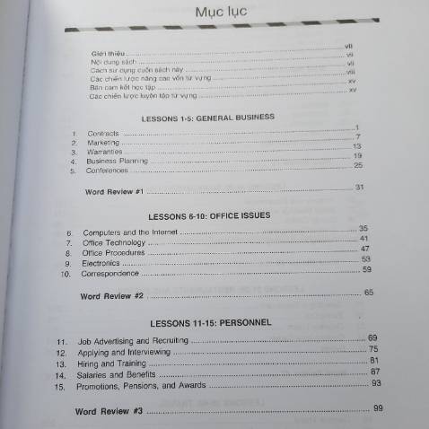 Chất lượng in tốt, tuy nhiên giấy khá mỏng.
Nội dung sách trình bày thống nhất, có các bài tập listening và reading để ứng dụng từ mới học sau mỗi lesson, bài tập kiểu sát form đề thi TOEIC. Ở cuối sách còn có phần audioscript nên giúp ích nhiều khi học listening lắm nha.