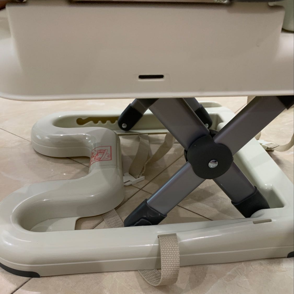 Quảng cáo là ghế điều chỉnh độ cao nhiều nấc, nhưng thực tế chỉ dùng được nấc cao nhất và thấp nhất. Nếu chỉnh nấc cao trung bình thì ghế không chắc chắn, bị trượt xuống nấc thấp nhất Quảng cáo là ghế điều chỉnh độ cao nhiều nấc, nhưng thực tế chỉ dùng được nấc cao nhất và thấp nhất. Nếu chỉnh nấc cao trung bình thì ghế không chắc chắn, bị trượt xuống nấc thấp nhất