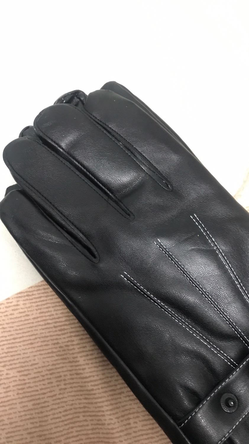 Shop đóng gói cẩn thận giao hàng nhanh mặc dù đang dịch. Khá là vui. Sản phẩm thì khá là tốt. Da chắc chắn, độ co giãn cao. Lớp lót nỉ lông tạo cảm giác bó sát, êm và dễ chịu khi sử dụng. Cảm ứng điện thoại ok, vuốt như không đeo luôn. Rất hài lòng. Sản phẩm đáng mua các bạn ạ.