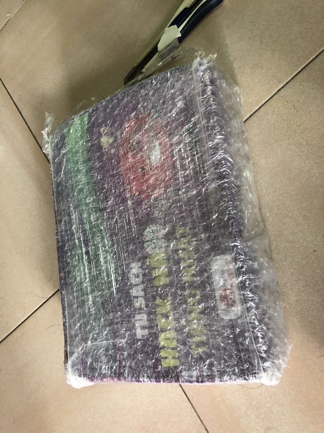 Hộp hơi bị móp méo nhưng sách bên trong đẹp. Mình thấy có cuốn hack não từ vựng giao tiếp nhưng không thấy 2 cuốn hack não từ vựng n4 và n5. Không biết có phải mấy cuốn này là 1 không.