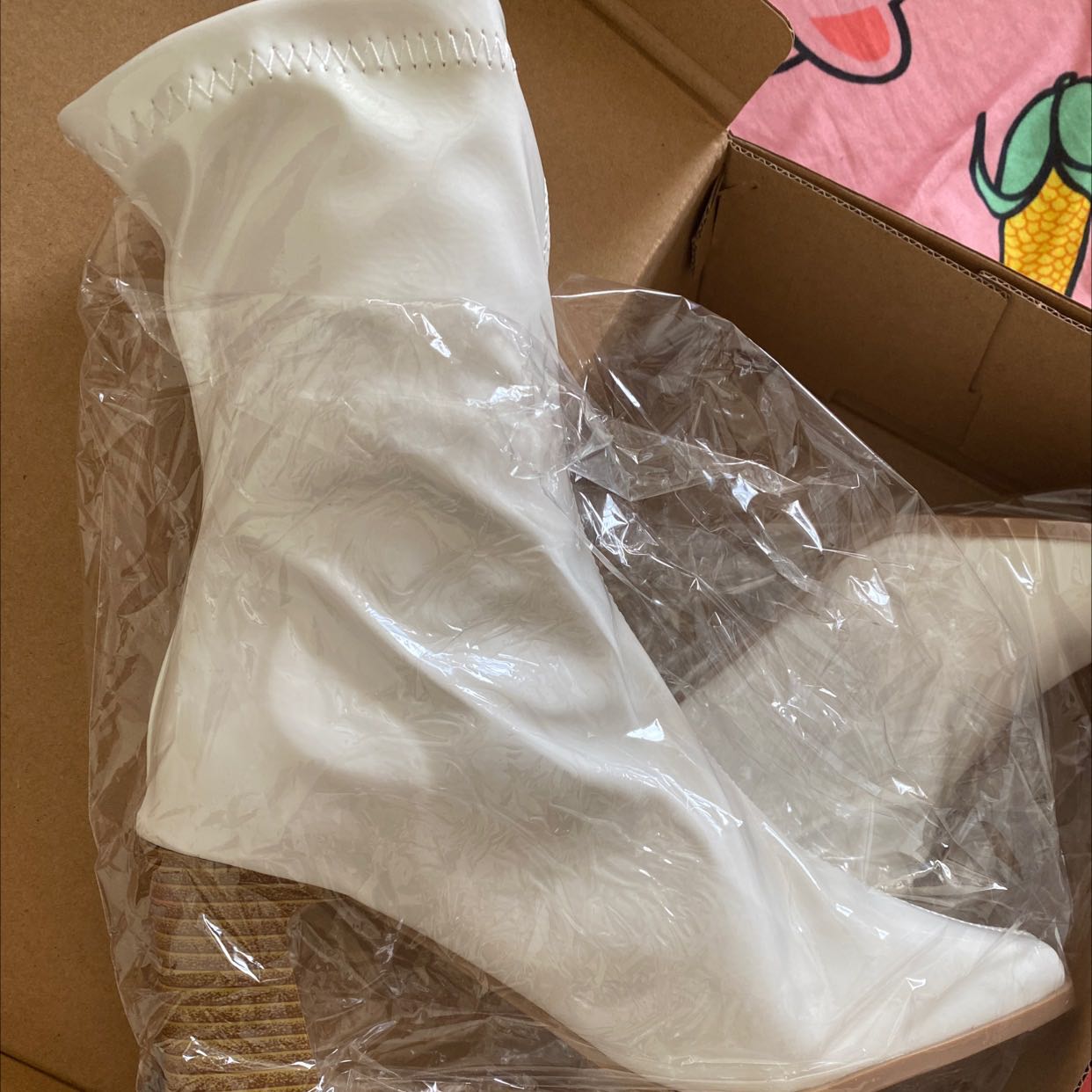 Không có khoá khó đi nên lấy to hơn 1 sai nhá mng
Chất lượng quá okla luôn, dễ đi dễ phối đồ