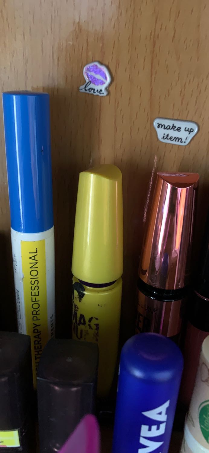 Lần đầu dùng oke phết ạ
cơ mà thi thoảng hơi bị vón cục
khuyên chị em mới lần đầu dùng khi mà lấy cọ ra để chuốt thì gạt bớt đi phần keo nhé vì nhiều quá chuốt lên sẽ bị vón cục và nhìn ghê lắm
còn lại thì hàng thật , chuốt thích , giá rẻ , lần sau có lẽ sẽ thử nhiều loại khác của Maybeline cơ mà vẫn sẽ mua lại một ngày nào đó