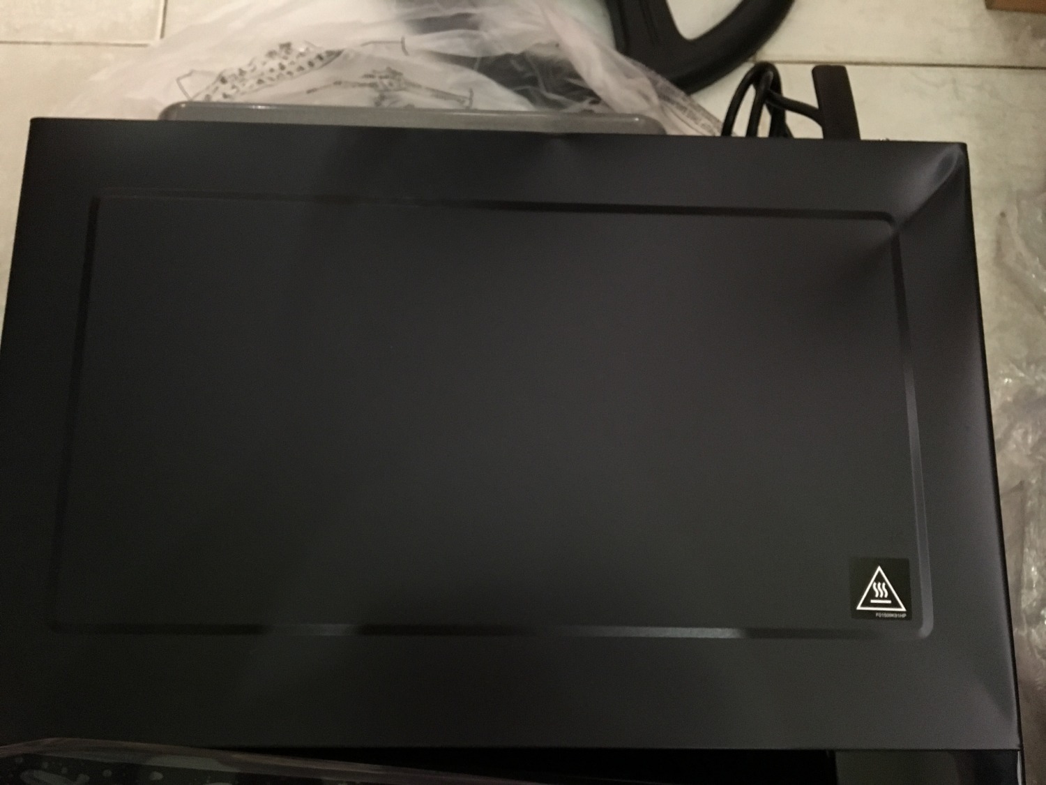 Mình vừa nhận hàng xong, gỡ ra xem thì thấy lò bị lõm 1 rãnh phía trên bên phải. Mong Tiki giao lại lò khác cho mình nhé! Cám ơn nhiều. Sản phẩm chính hãng, mới đẹp, có điều bị lõm phía trên lò thôi.