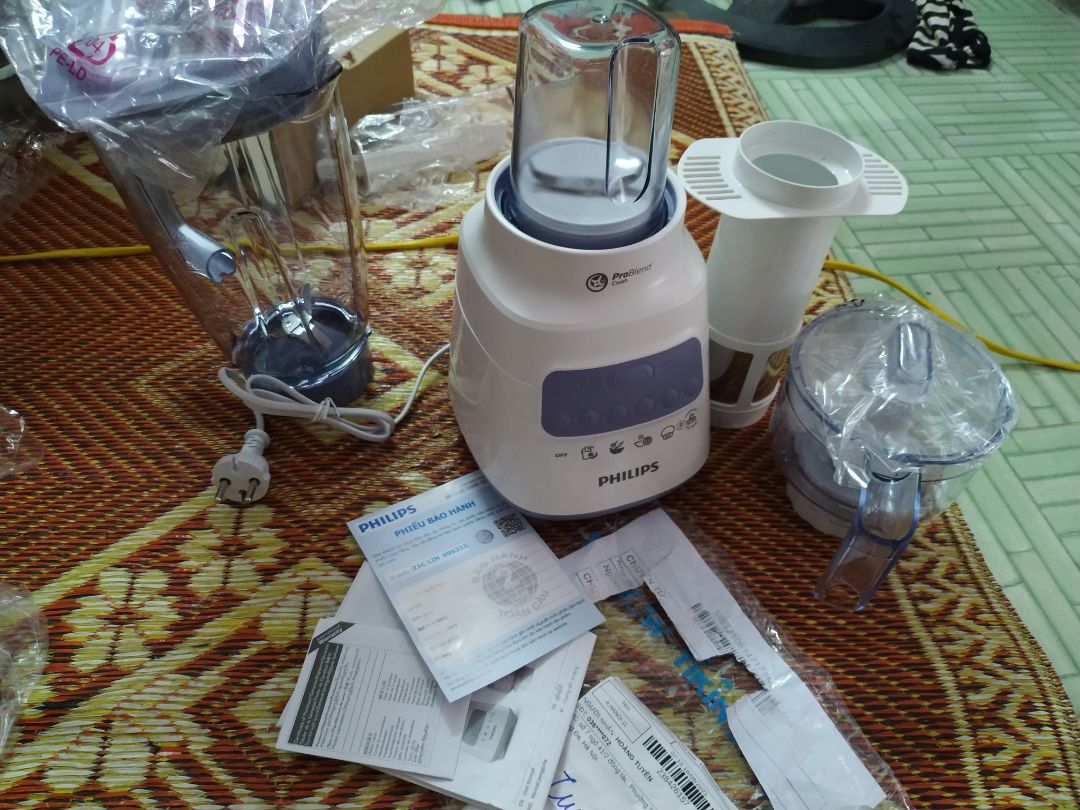 mua hàng được tặng kèm máy sấy tóc màu xanh rất cute, hàng được bọc cẩn thận. lúc đầu cắm k chạy tưởng máy hỏng.
*** lên tổng đài thì được tư vấn: sau khi lắp xong , xoay thêm từ phải qua trái, cho đến khi nghe tiếng cạch là ok.
Ngoài ra mk có xay thử 1 ít yến mạch, thấy rất mềm mịn( ảnh đính kèm)