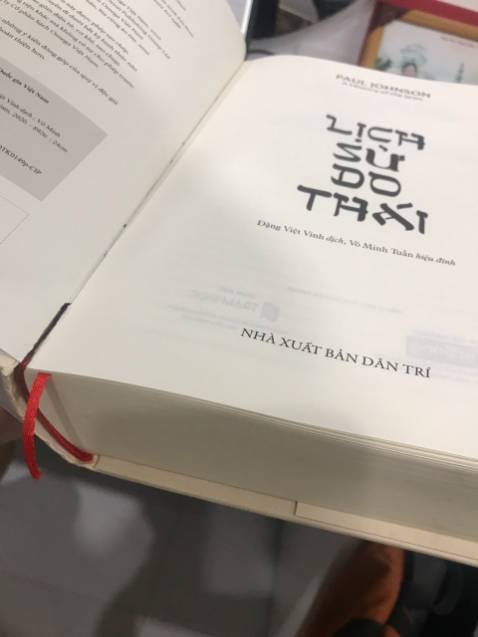 đi công tác nên giờ mới khui hộp sách ra đọc (bảo vệ tòa nhà nhận giúp). Thất vọng toàn tập! sách RẤT DƠ và bìa bị gãy. Mở ra hết muốn đọc luôn
