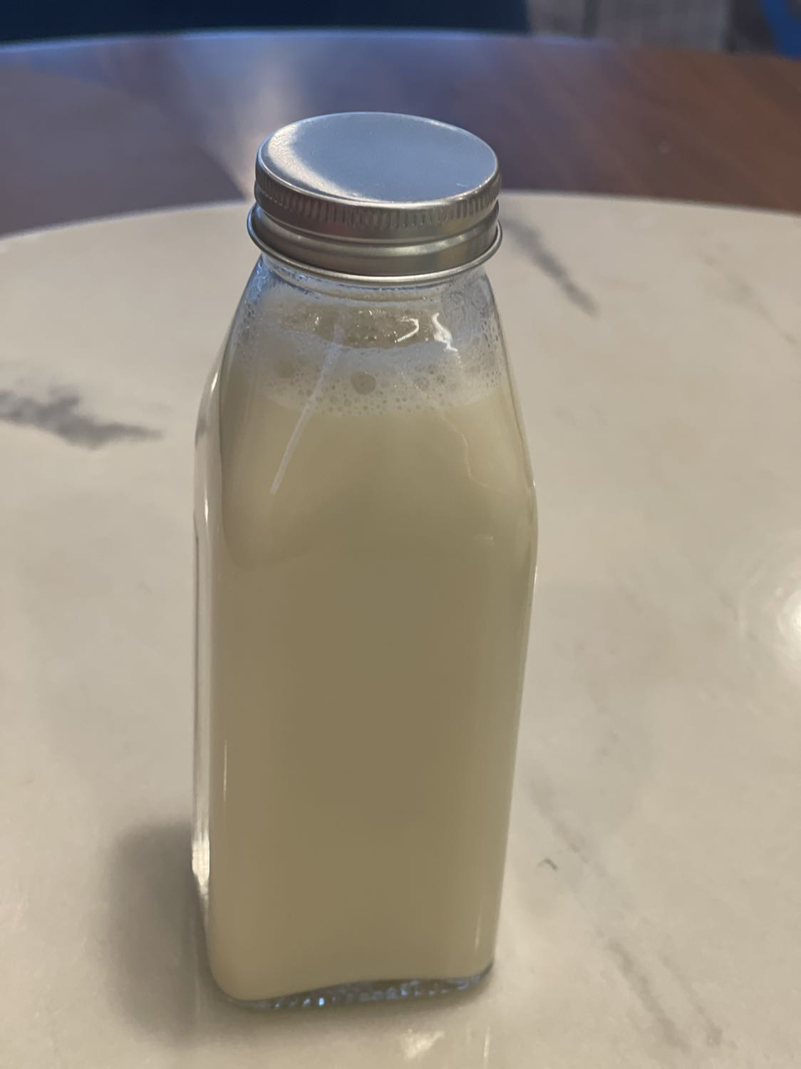 Quá ấn tượng vì vô cùng dễ sử dụng, máy chạy không ồn, làm nhanh tiện lợi. Phần làm xong tự rửa và tiệt trùng máy là 1 điểm cộng cho mình vì mình siêu lười rửa máy ;)

Sữa hạt ra có đặt hơn với khi mình nấu bằng các loại máy khác nhưng nếu các bạn muốn loãng thì pha thêm xíu nước ấm là ok.