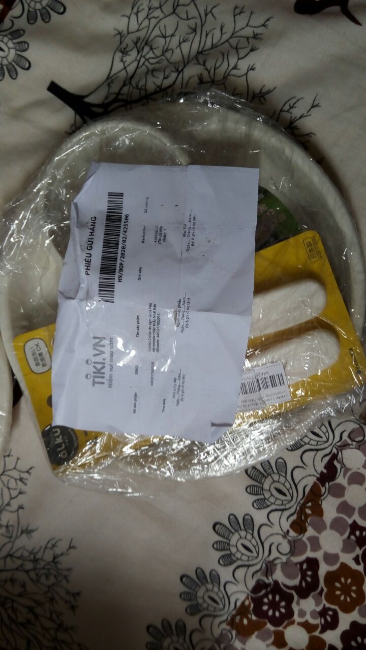 mình đặt combo 2 chén ăn dặm và bộ muỗng nĩa với khay 3 ngăn. nhưng cuối cùng tiki giao cho là 2 khay 3 ngăn với bộ muỗng nĩa, đã vậy còn dán lên bộ khay tên sp là combo 2 chén ăn dặm và muỗng nĩa. quá thất vọng Tiki lun..