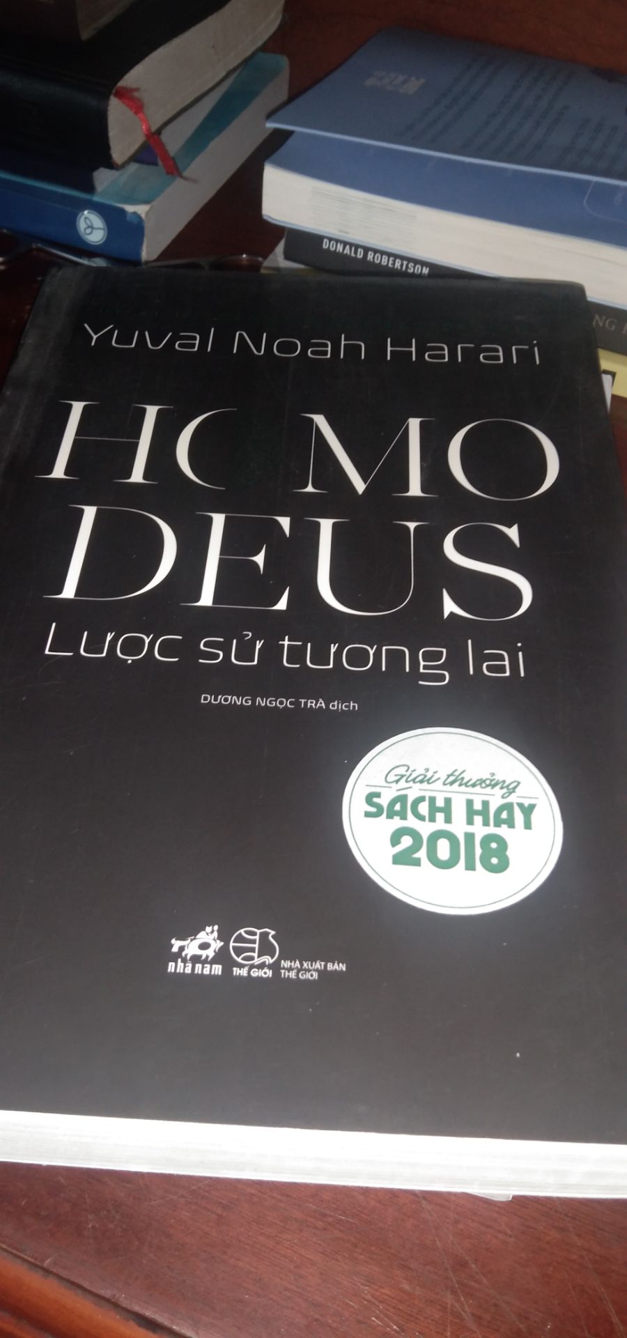 Bộ 3 combi này của Yuval Noah Harari là chủ yếu thiên về khoa học và thuyết tiến hoá, và khi đọc thì đối vs 1 số bạn và cả mình nữa thì hơi có bất đồng về quan điểm tôn giáo, nhưng khi chúng ta đọc sách thì chúng ta nên mở rộng lòng và đón nhận những quan điểm trái chiều, và hãy đọc sách với mục đích tiếp thu và tiếp thu 1 cách có chọn lọc. cái gì mình thấy tốt hay xấu trên quan điểm cá nhân của mình thì mình tiếp thu hay loại bỏ đều do mình cả. và mỗi cuốn sách đều mang ý nghĩa riêng, mỗi bạn đọc đều có cách nhìn riêng..con riêng mình thì mình thấy sách cũng khá là hay mặc dù cũng có những quan điểm bất đồng... nhưng đây cũng là sách đáng để đọc. và nếu các bạn đọc với tâm thái là tiếp thu ý kiến trái chiều và tiếp thu có chọn lọc thì dù có bất đồng quan điểm hay gì đi nữa cũng không phải là vấn đề, còn không thì các bạn tốt nhất không nên đọc.