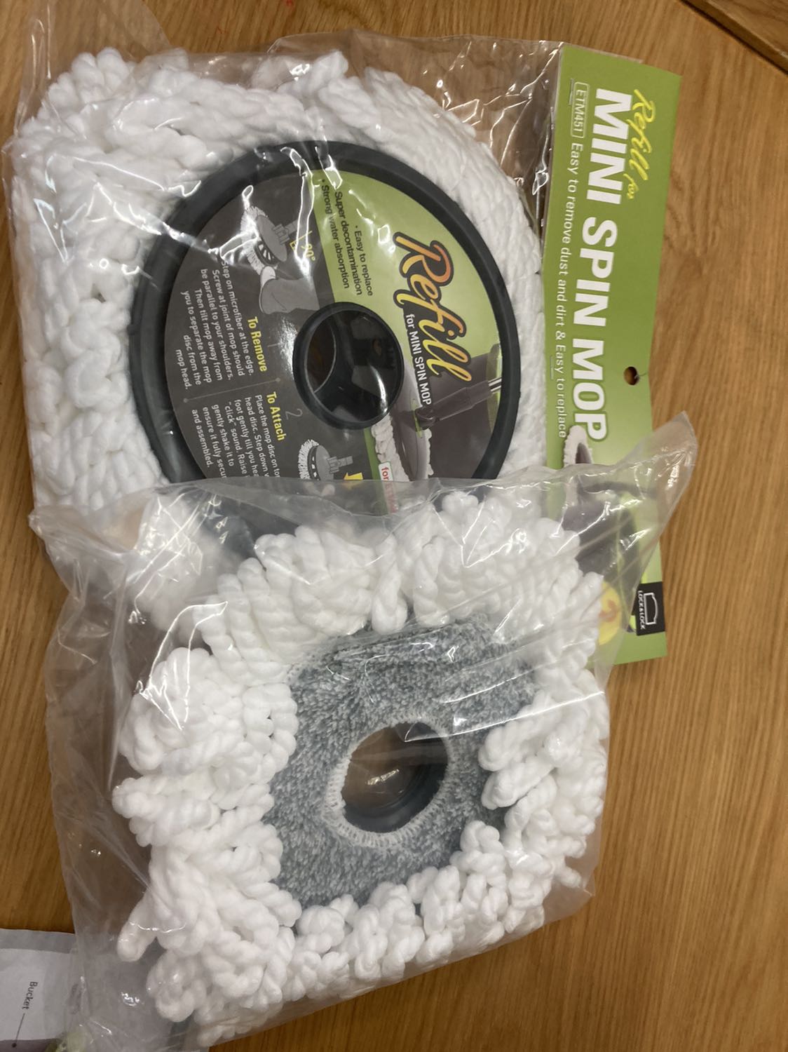 Sản phẩm nhựa khá chất lượng, màu sắc đẹp, ít bám bụi, tuy nhiên: tờ hướng dẫn chưa chi tiết, đùm lau kích thước đường kính nhỏ nên khi lau chưa thoải mái lắm (hiệu suất thấp), khớp nối tại đùm lau hoàn toàn bằng nhựa nên sợ không bền lâu. Cám ơn Tiki và shop bán hàng.